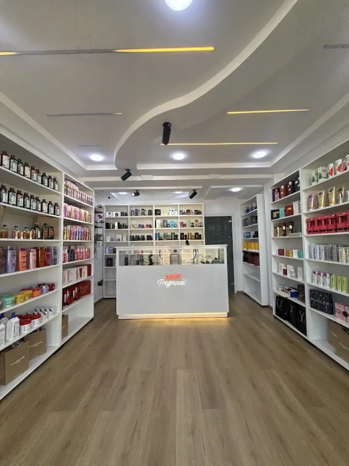 L'intérieur de la boutique MYF Fragrances à Casablanca : étagères de parfums et de soins, comptoir lumineux au fond
